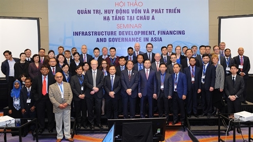 Delegates join a group photo at an international seminar entitled “Infrastructure Development, Financing and Governance in Asia” in Hanoi on January 16, which officially kick starts a series of activities under Vietnam Economic Forum 2019.