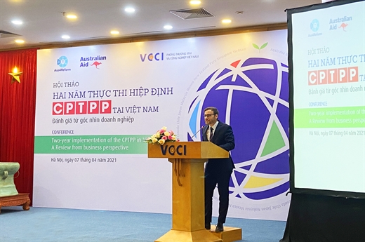 Ông David Gottlieb, Tham tán kinh tế và hợp tác phát triển Australia tại Việt Nam phát biểu tại Hội thảo
