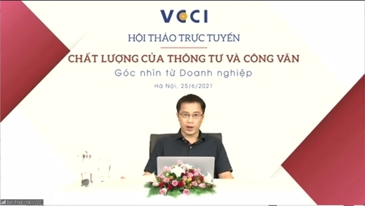 Ông Đậu Anh Tuấn - Trưởng ban Pháp chế VCCI chủ trì Hội thảo trực tuyến.